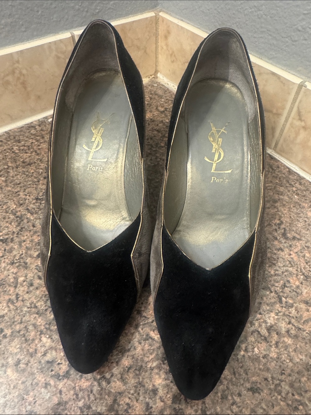 Yves Saint Laurent vintage Black Suede Pointed kitten heels EUC